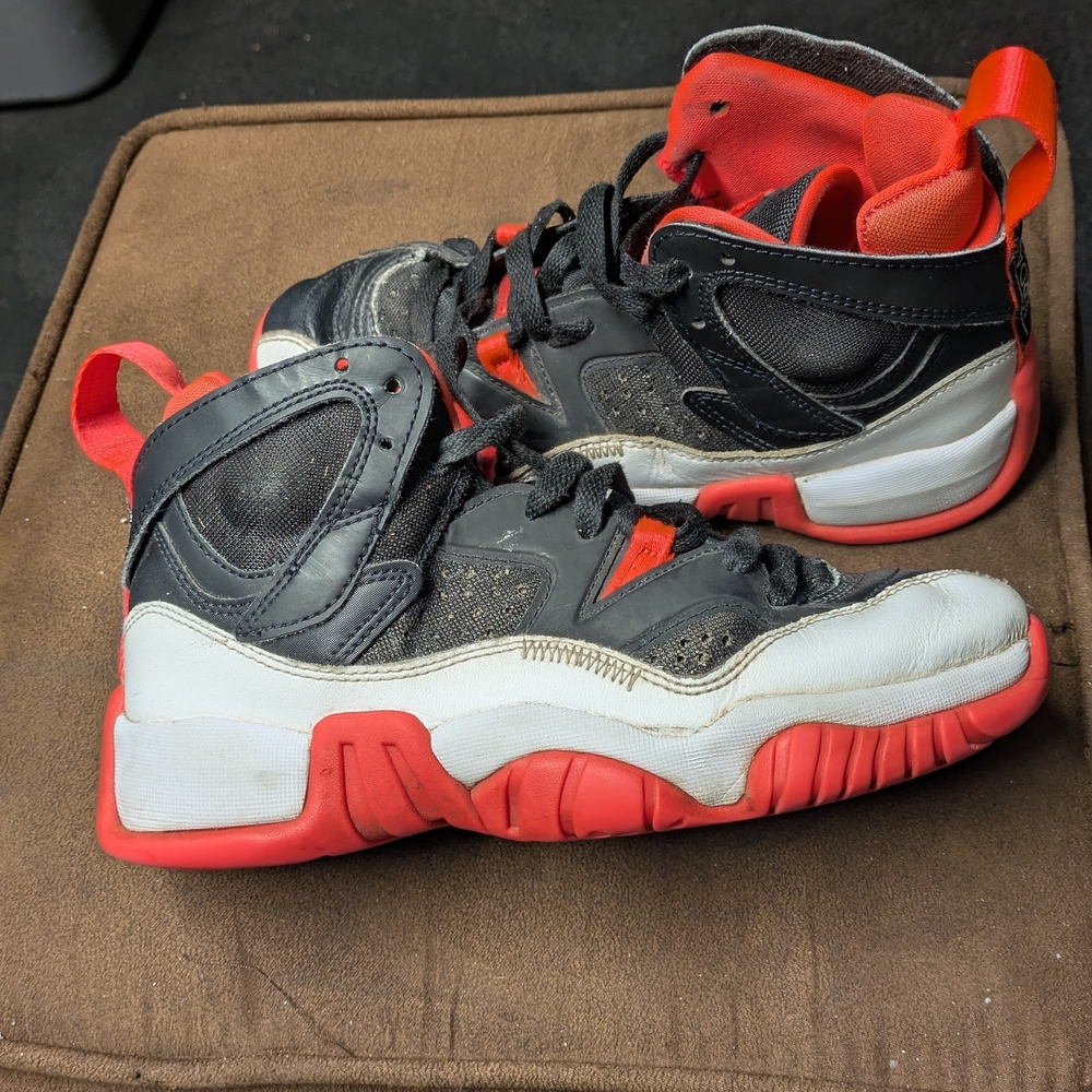 NIKE Jordan Big Kid's Jumpman Two Trey Black/White-Infrared 23 (DQ8431)